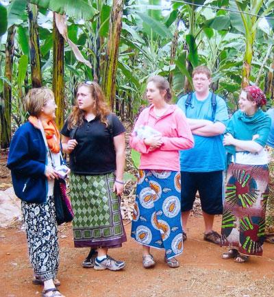 Dr. 温克勒(最右)带领学生在坦桑尼亚进行海外学习项目.